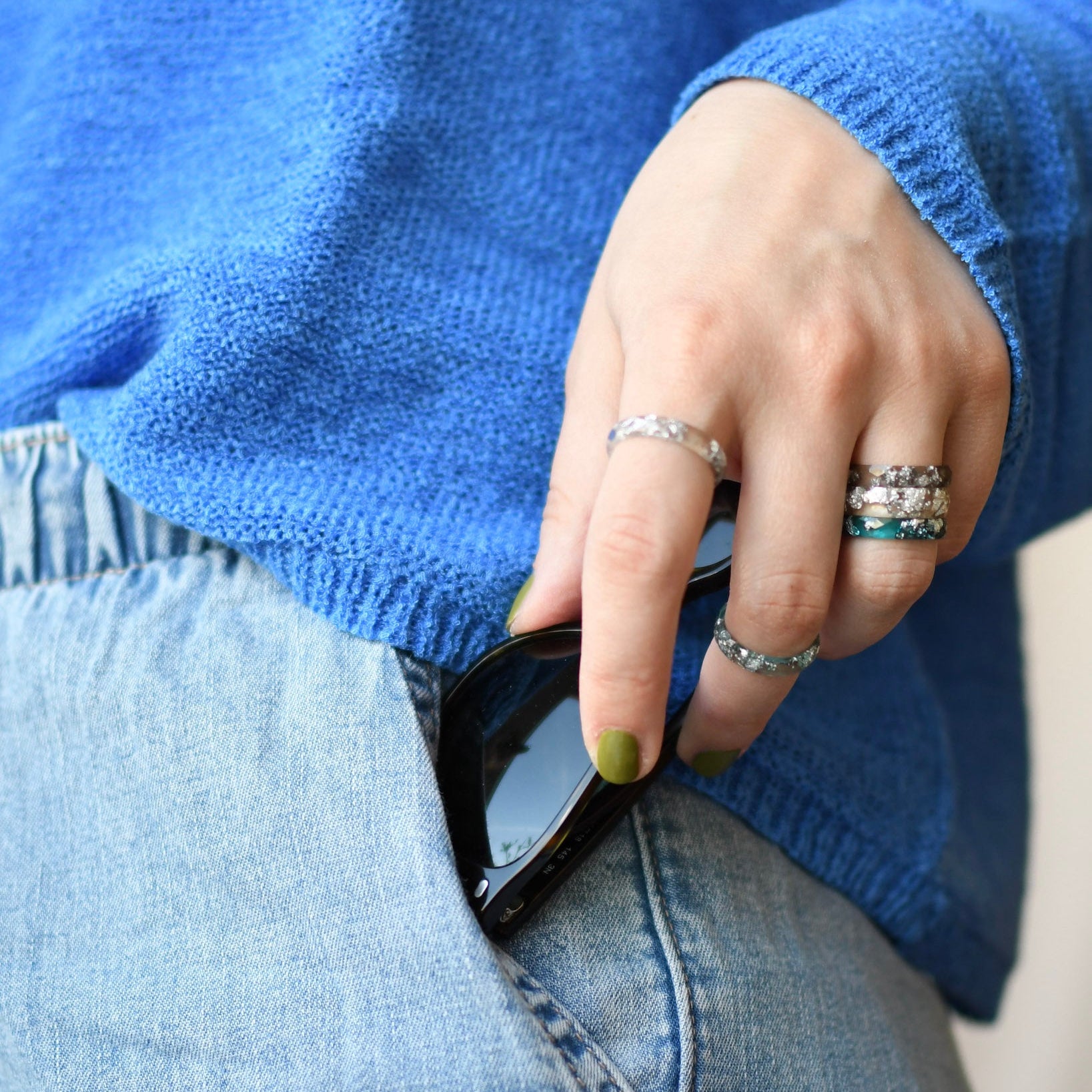 Silver Mist – Schmaler facettierter grauer Ring