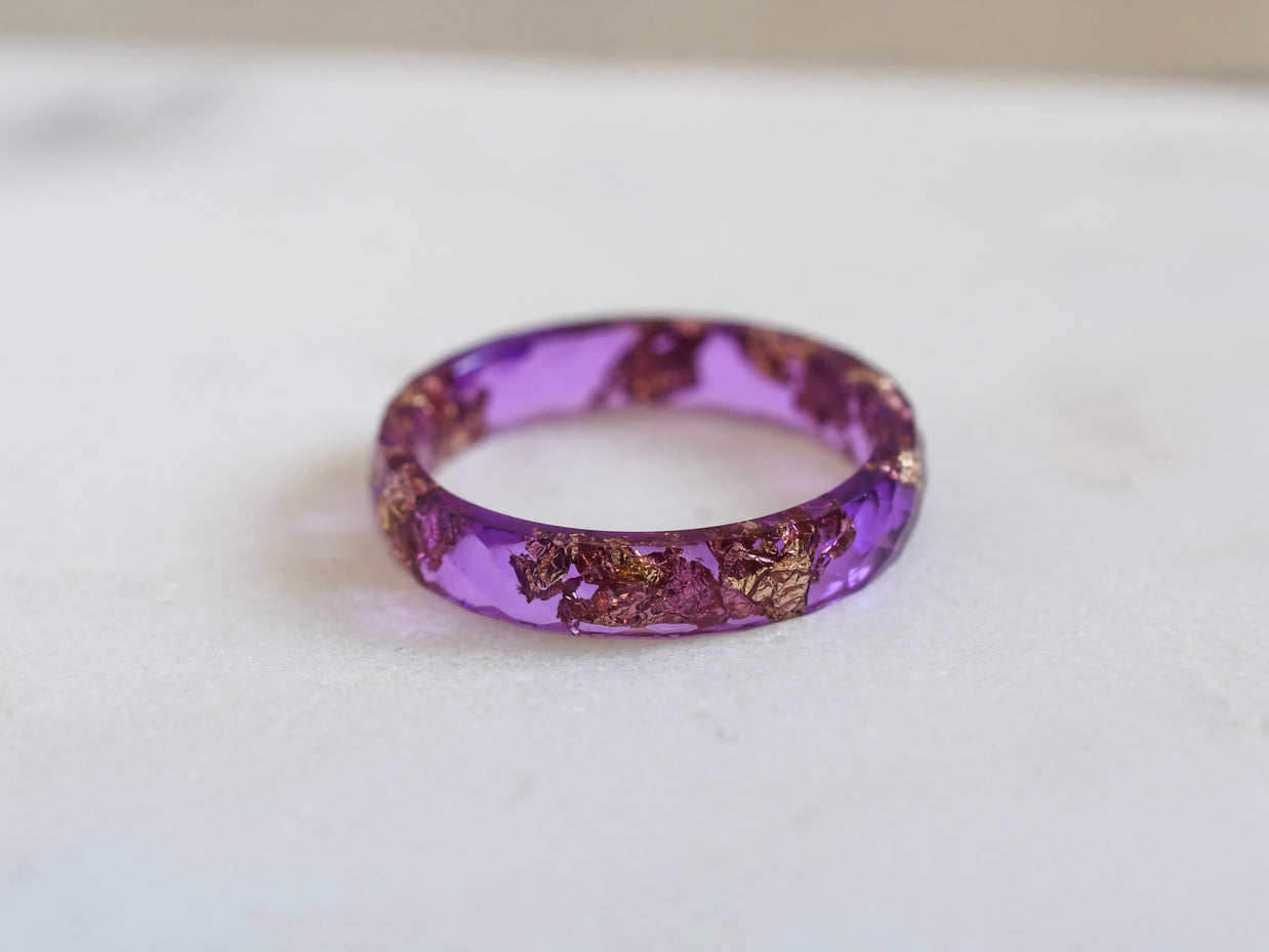 Light purple faceted resin ring with shimmering gold flakes