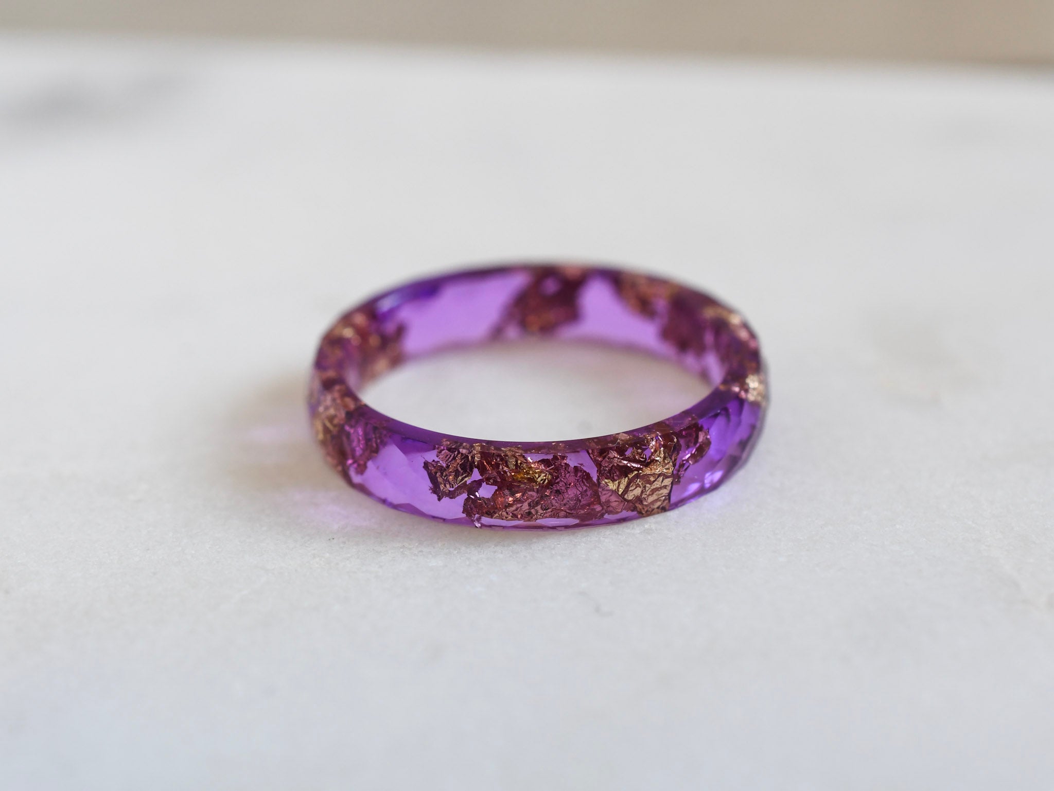 Light purple faceted resin ring with shimmering gold flakes