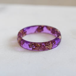 Light purple faceted resin ring with shimmering gold flakes