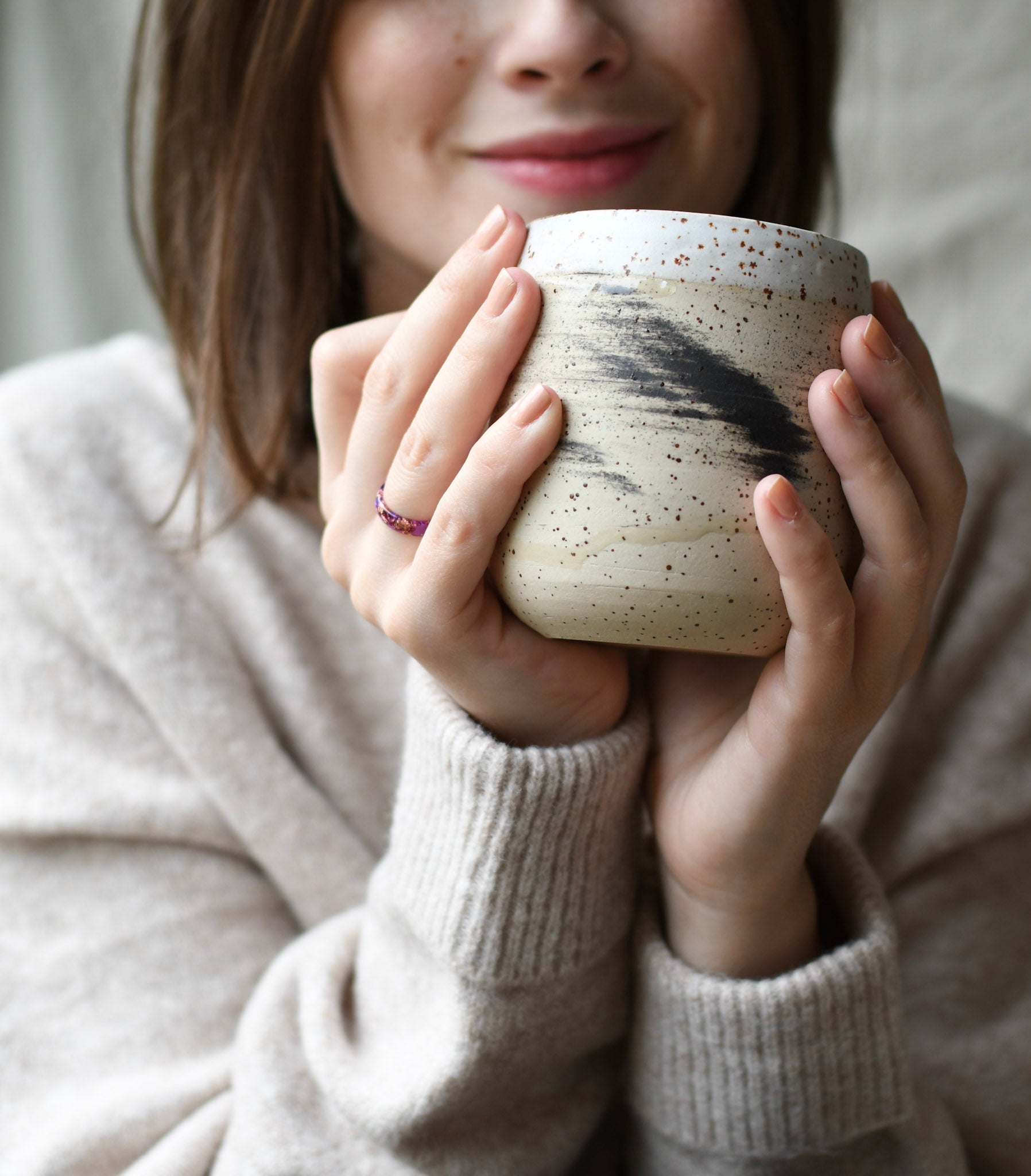Violet Roselight Ring — thin smooth resin band with rose gold flakes on hand, that holds a mug. handcrafted in Austria