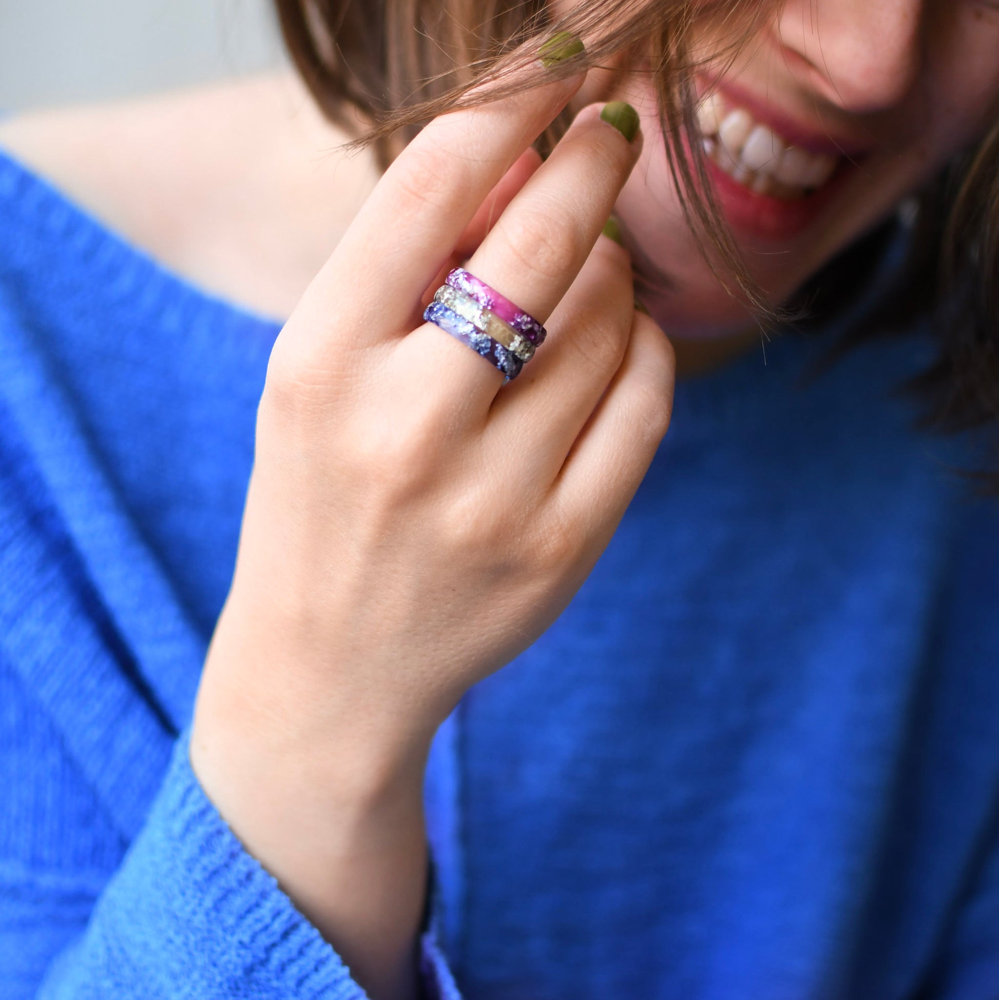 Amethyst Mist – Schmaler facettierter lila Ring