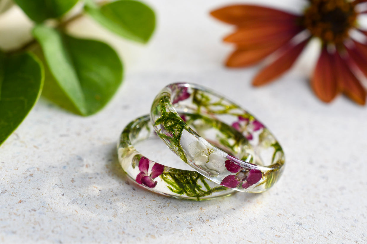 Moss and alyssum resin ring handmade by Resity in Vienna — delicate botanical jewelry