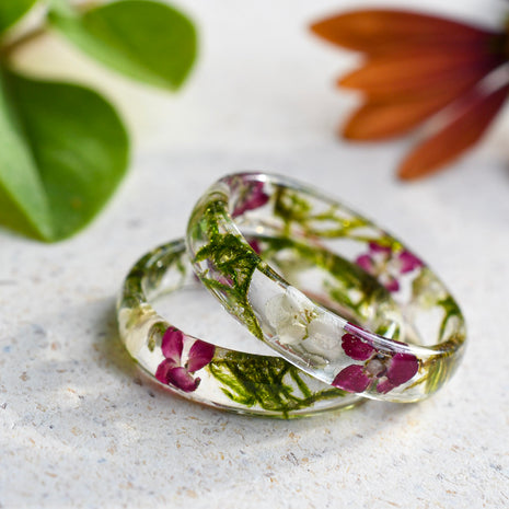 Moss and alyssum resin ring handmade by Resity in Vienna — delicate botanical jewelry