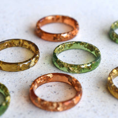 Amber gold leaf promise ring — minimalist unisex resin jewelry handmade in Austria