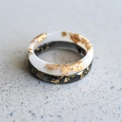 Handmade black and white resin rings with gold leaf — modern unisex jewelry crafted in Vienna by Resity