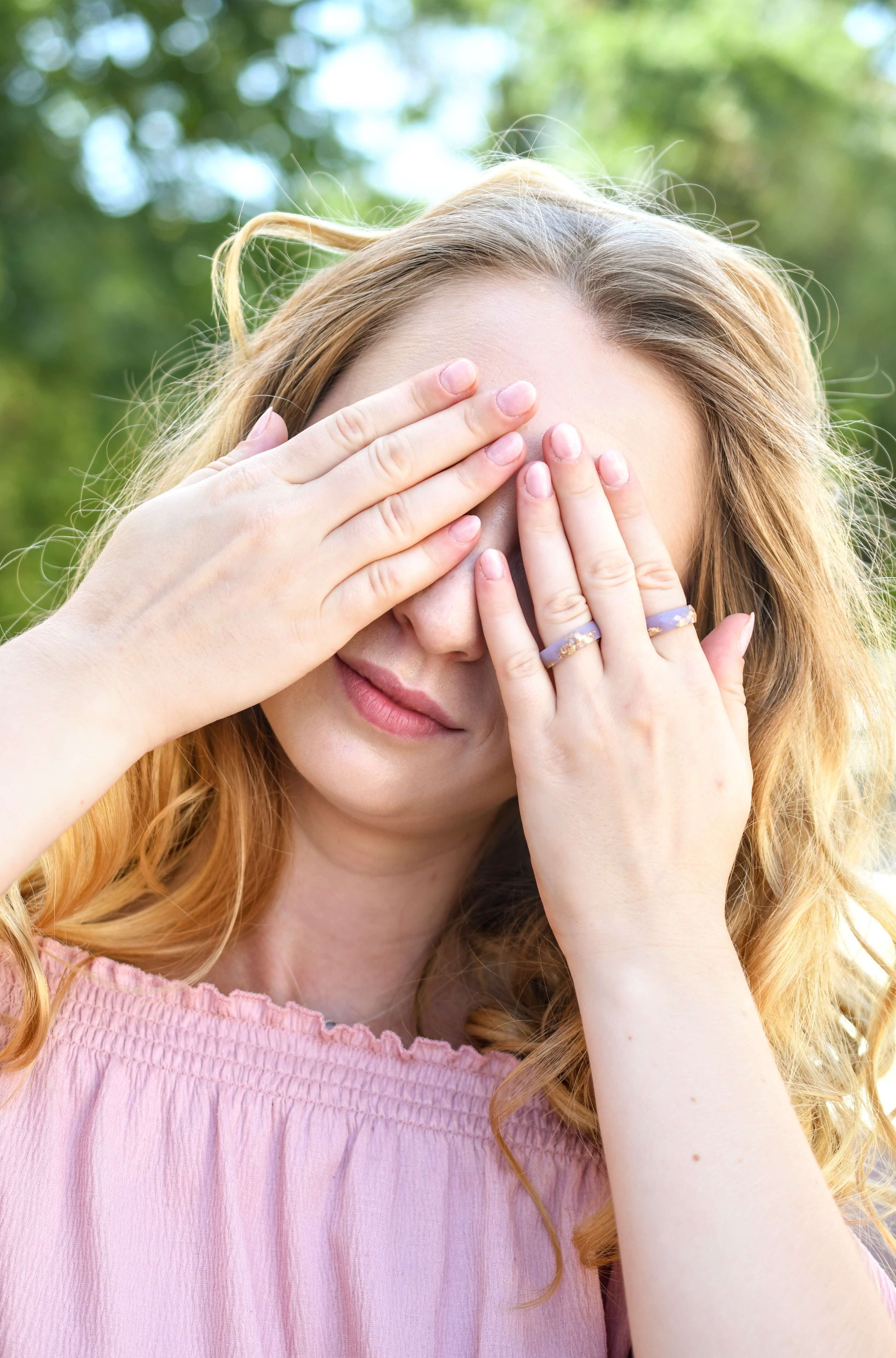 Handmade dusty rose resin ring with real gold leaf — modern minimalist jewelry crafted in Vienna by Resity