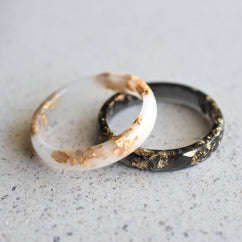 Faceted black and white resin ring bands — handcrafted unisex jewelry from Austria