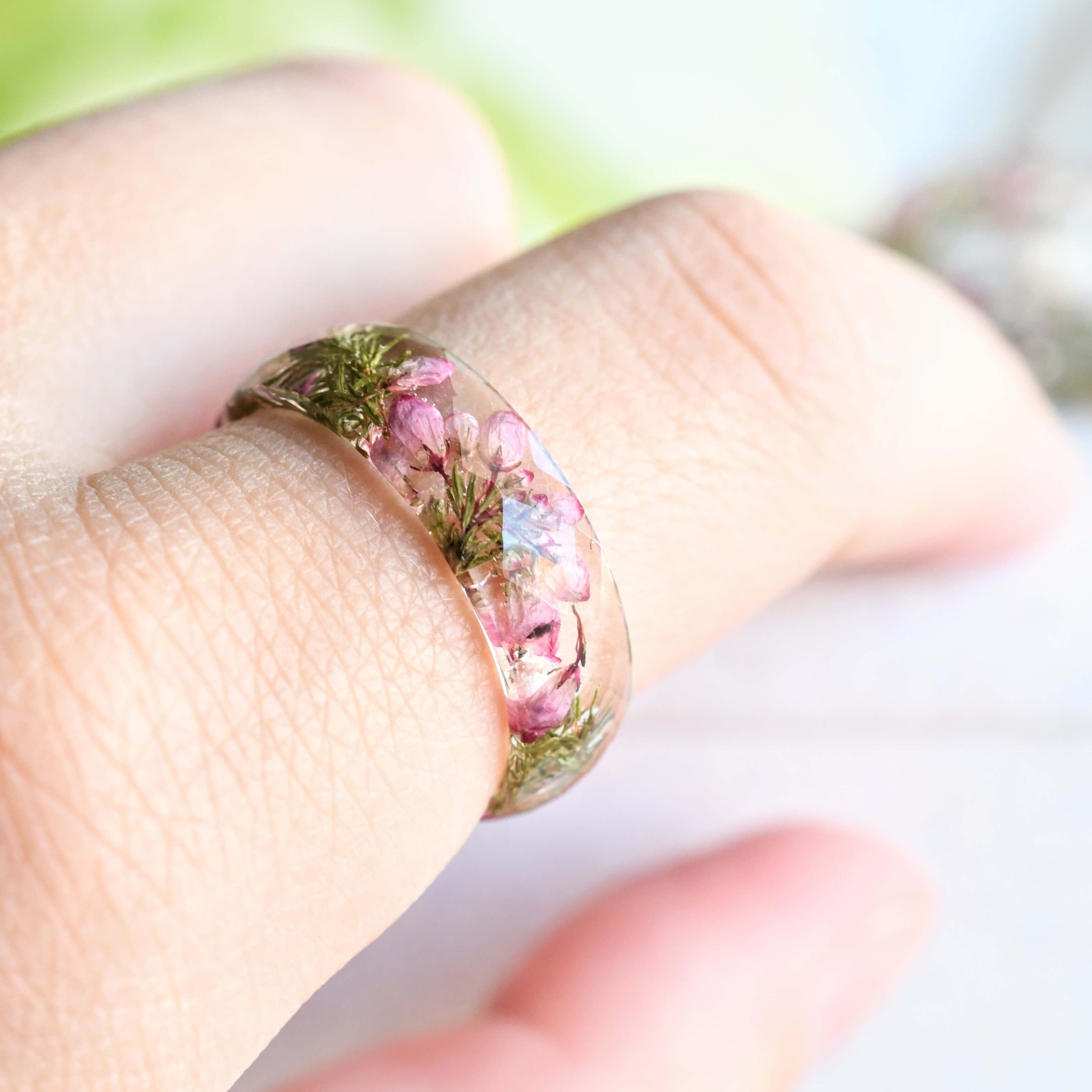 Real dried heather flowers preserved in resin ring Vienna